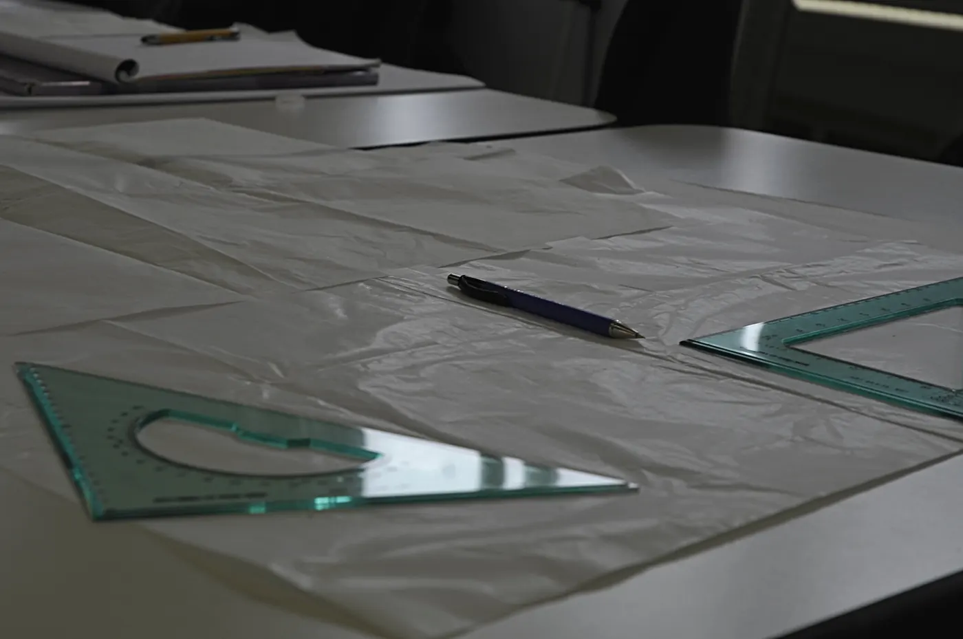 Tavolo da disegno con squadra, matita e cartamodello