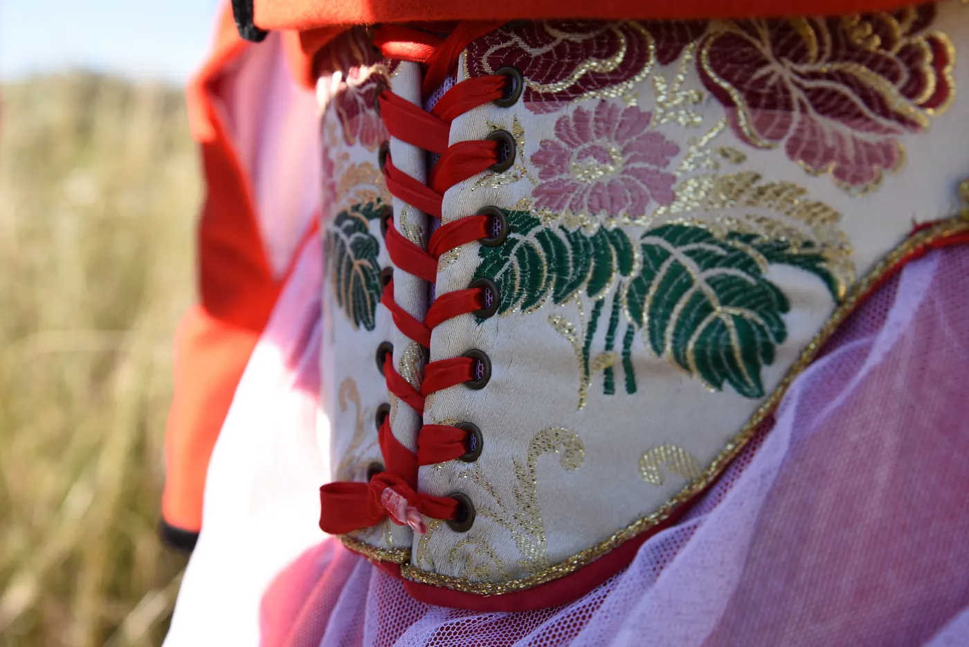 Dettaglio del ricamo a fiori su un bustino del costume tradizionale sardo